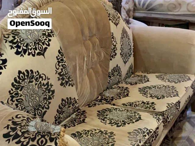 طقم كنب مستعمل يحتاج الى القليل من الصيانه