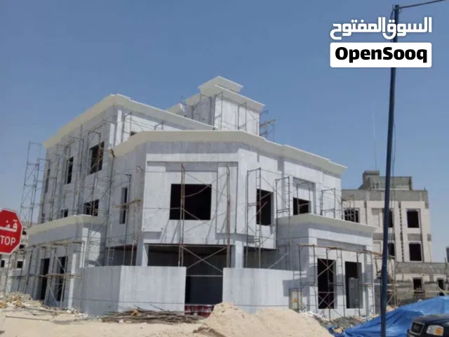 يوجد سقاله خشب وحديد داخلى وخارجى وسلالم الدرج