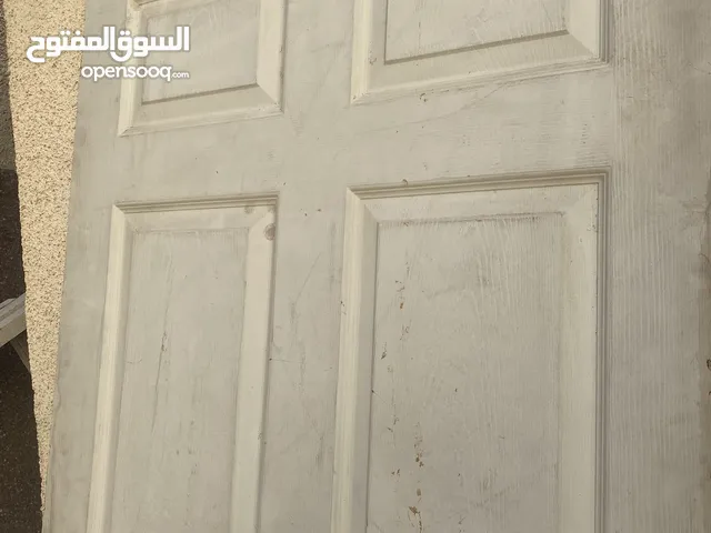 باب خشب ثقيل