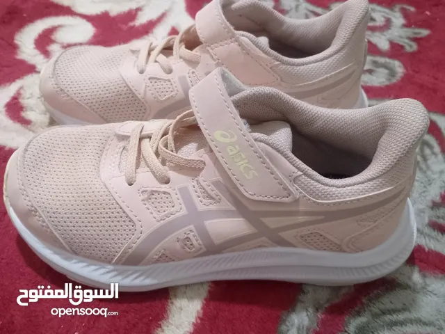 حذاء بناتي ماركه asics لون وردي مميز مقاس 30 يلبس تقريبا 6 سنوات صناعه فيتناميه مريح وخفيف جدا