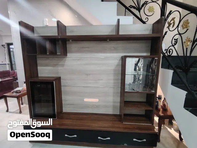 بوفية تلفزيون للبيع – شبه جديدة بوفية مرتبة ونظيفة جداً، مناسبة لكل المساحات، بيها رفوف للتخزي