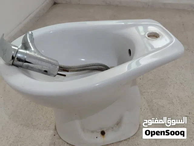 شطاف حمام مستعمل بحاله ممتازه عدد2 واحد لونه ابيض والثاني اوفوايت بسعر مغري