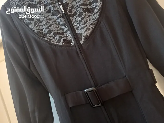 عبايه قطعتين جلبابين وعبايه تطريز للبيع مع ثوب وطاقيه تخريج جديد