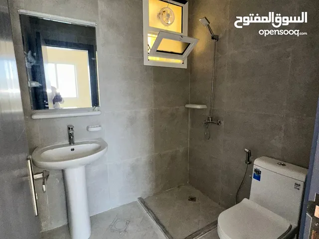 #1للإيجار السنوي - شقة مميزة في الجرف 3 غرفتين وصالة 3 حمامات بلكونة  الجرف 3 – م منطقة هادئة
