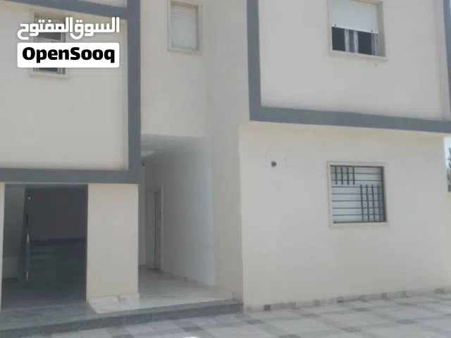 شقة الدور الارضي كبيرة للايجار في عين زارة بداية طريق الابيار