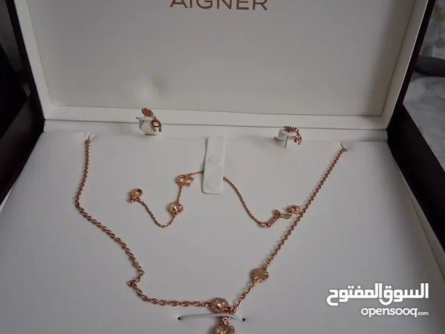 البيع طقم اصلي اقينر طقم كامل تراجي وسوار وسلسه لون ذهبي استعمال يوم واحد نظيف جدا شبه جديد