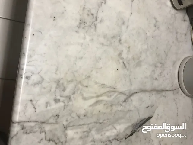 طربيزه مطبخ مع رخامه حالته جيده