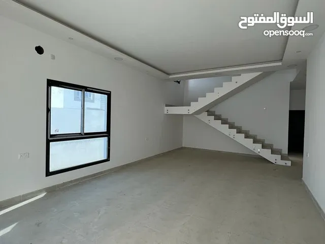 291 m2 5 Bedrooms Villa for Sale in Northern Governorate Lawzi