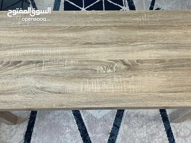 طاولة خشب بيج داكن