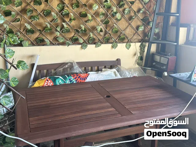للبيع طاولة و2 كراسي كبار و 2 صغار