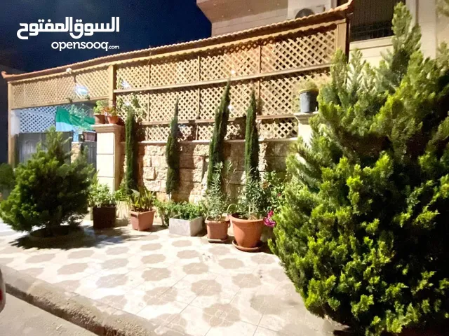 شقة للبيع طابق أرضي مميز ، منطقة هادئة مميزة ، منطقة بيوت مستقلة قريبة من جميع الخدمات .