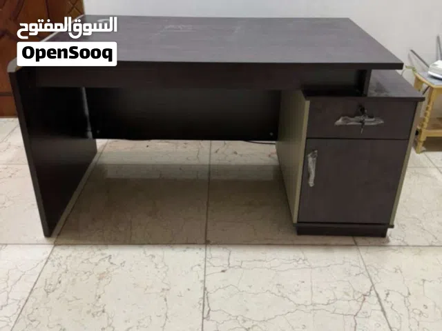 ميز مكتي جدا نضيف بعده بل جيس