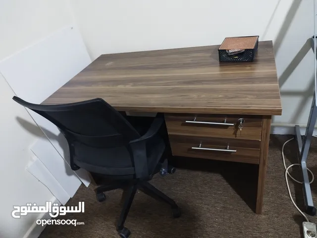 طاولة مكتبية مستعملة بكرسيها نظيفة جدا