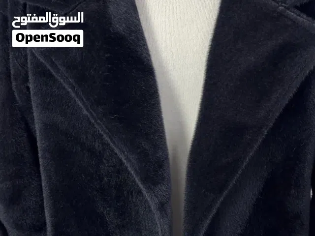 كوت اسود فاحم ملمسه ناعم ونازك من تصميم الماركه العالميه زارا