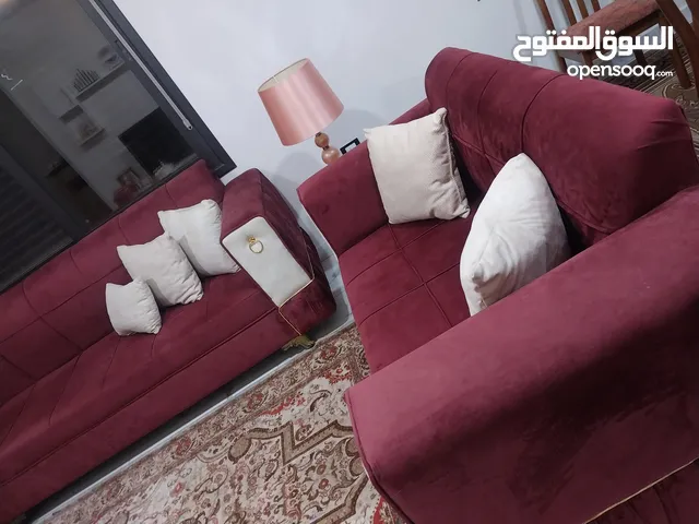 اثاث غرف جلوس طقمين كنب وطاولة سفره خشب زان الطقم البيج جديد مو مستعمل