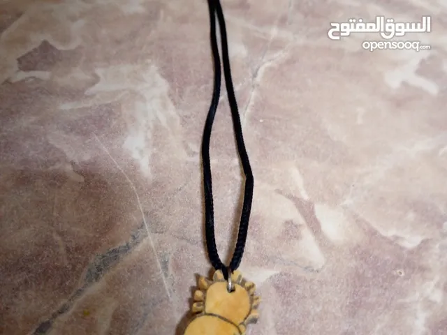قلادة الرقبة عليها صورة لحنظلة
