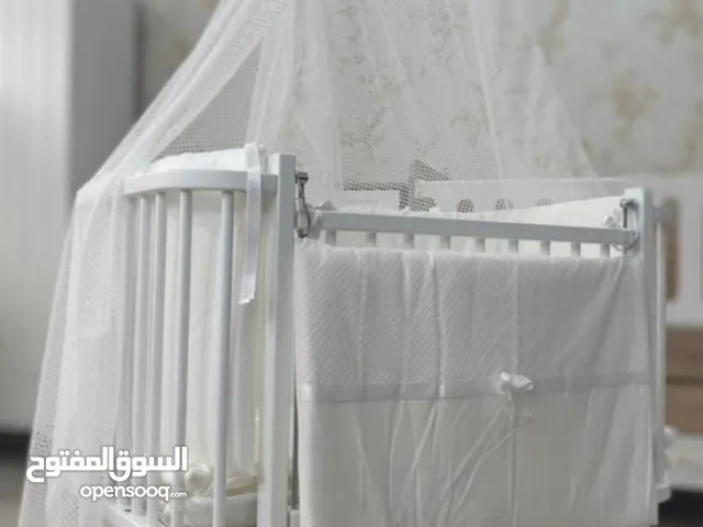 سرير اطفال للبيع خشب زان استخدام بسيط في حاله اكثر من ممتازة مع جميع ملحقاتة