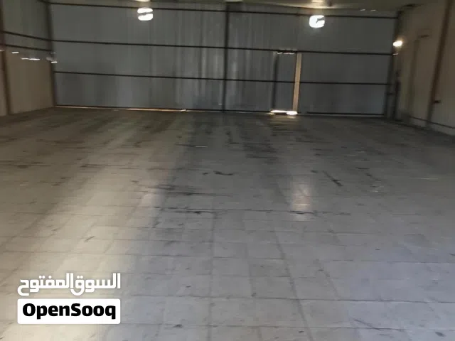 للايجار مبنى مخزن مع محلات وسكن عمال Warehouse with shops and workers' accommodation