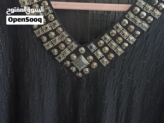 فستان قصير للسهرات والحفلات مع الاضاءة يعطي مثل الكريستال..وممكن كبلوزة طويلة .