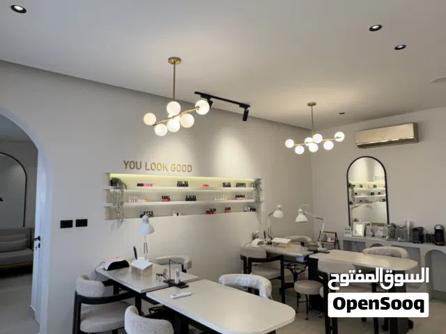 صالون أظافر وتجميل للبيع في موقع مميز يعمل منذ سنة مع قاعدة عملاء – الدوار السابع
