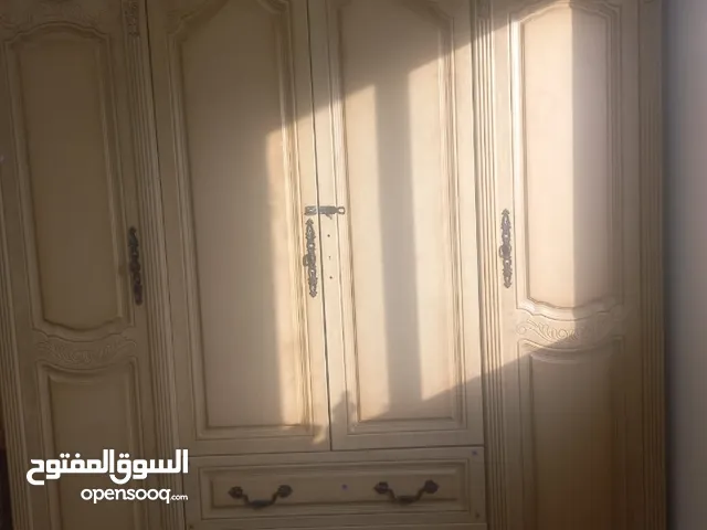 للبيع كبت ثلاثه بيبان مع سرير بحاله ممتازه 100 دينار