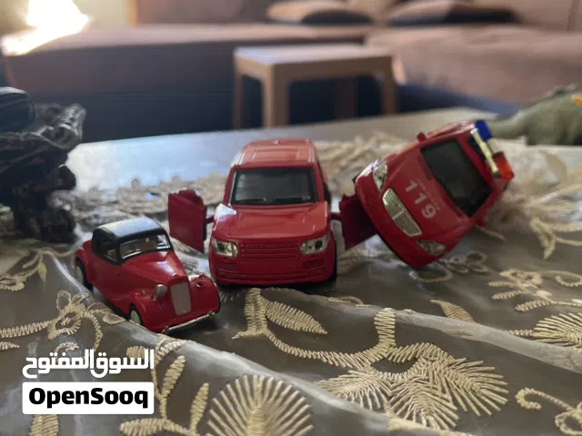 مجسمات ل سيارات حمراء جميله