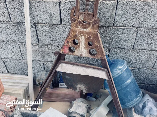 الحاجات العتيقه  ملزمة ثابته بالقاعدة (مورصة ) حديد خرساني غنيه عن التعريف