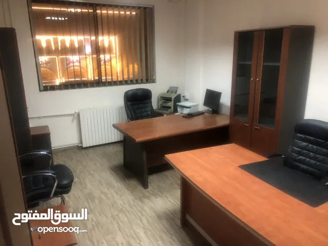 اثاث مكتب مكون من مكت حرف ل ومكتب سكرتيرة وخزائن عدد 2 ومرفق دروج عدد 2 و3 كراسي وطاولة وسط