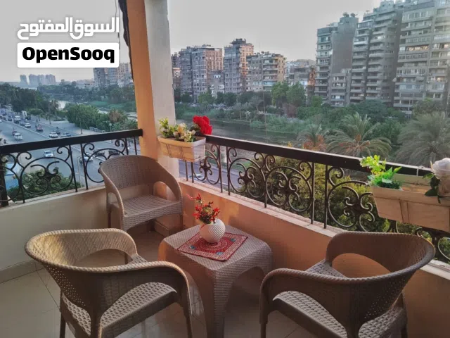 شقه على النيم مباشر ببرج امام كوبري الملك صالح المنيل ثلاث غرف