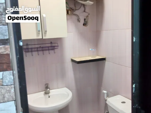 مرحاض و مغسله مع بطاريه وخزانة وجيزر كهرباء
