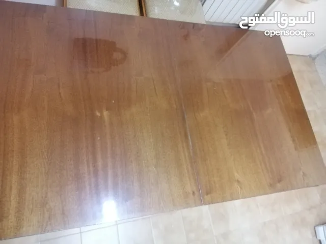 للبيع ثلاث تريات وطاوله مطبخ