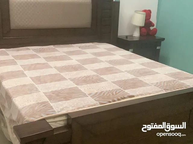 سرير سوبر كينج مع دوشق طبي واتنين كومدينو