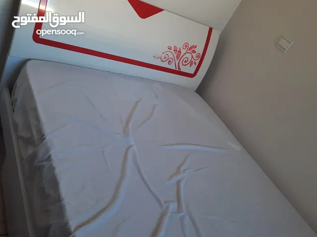 سرير مع الماطلة و مكتب باللونين الأبيض و الأحمر