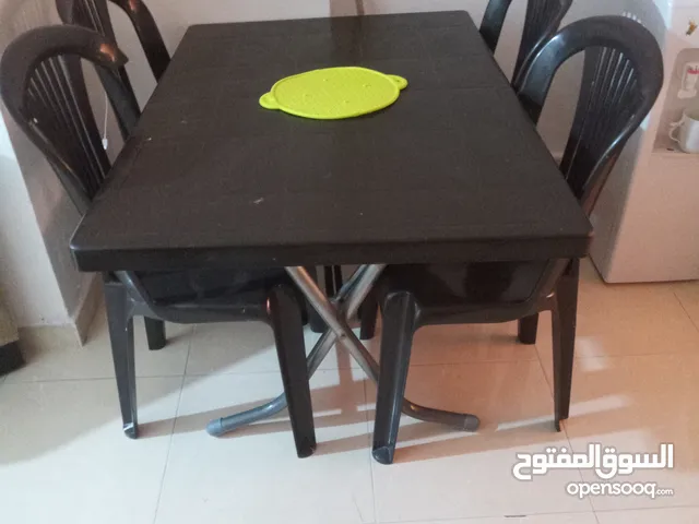 طاولة سفره بلاستك بحاله جيده جدا