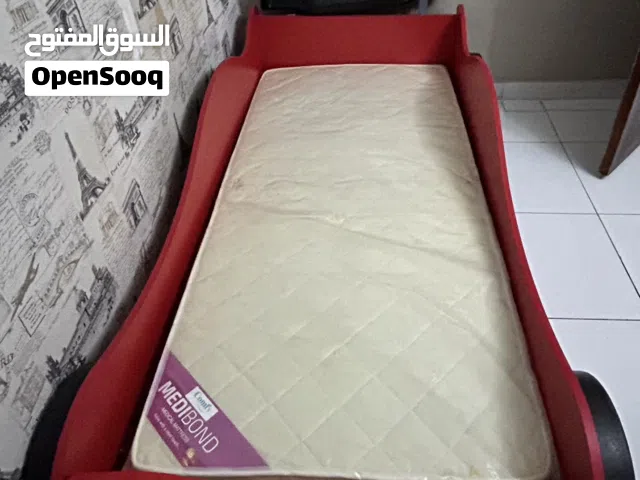 سرير أطفال سيارة مع إضاءة LED للعيون + مرتبة شبه جديدة