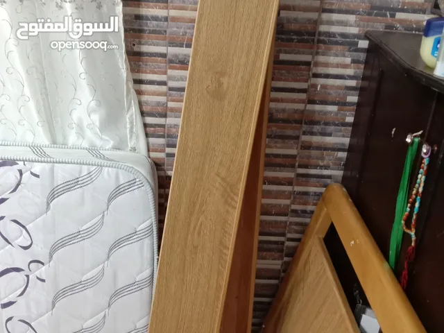 تخت مفرد مع فرشه تخت خشب لاتيه ثقيل بحالة الجديد والفرشه شبه جديده ضغط 20 وجه خياطه