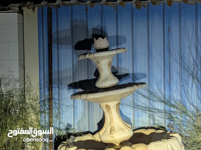 نافورة مياه بها اضاءه