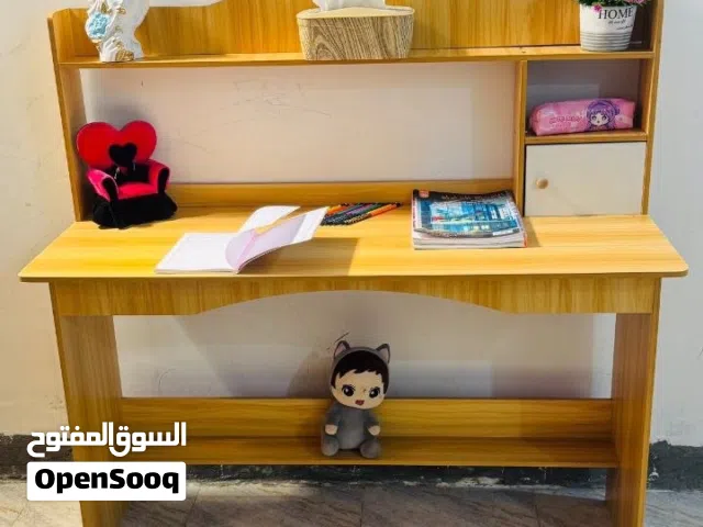 ميز مكتبي لطيف