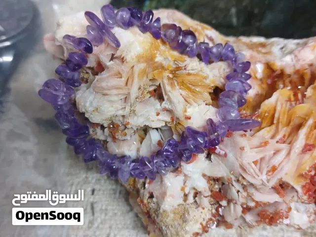 مجموعة من الاساور والبروشات