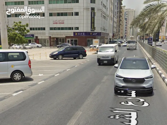 للبيع ارض تجارية مبنيه في البطينه شارع رئيسي عليها مبني معرض كبير مؤجر 850،000 سنويا موقع مهم