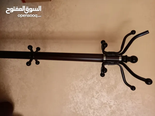 علاقة ملابس لون بني محروق قاعدتها رخام ثقيلة