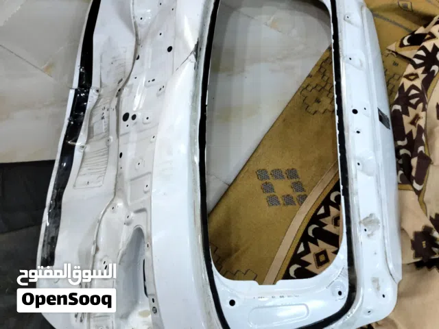 باب سيارة متضرر