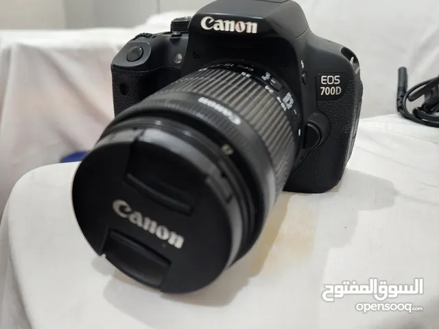 كاميرا كانون D700 مع كامل ملاحقاتها وعدسة إضافية واستاند