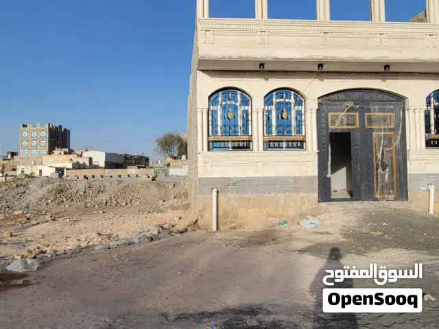 بيت للبيع في بسعر مغري جداًإ البيت يتكون من ثلاث غرف ومطبخ وحمام وصاله ومجلس وحمام مستقل و حوش سي