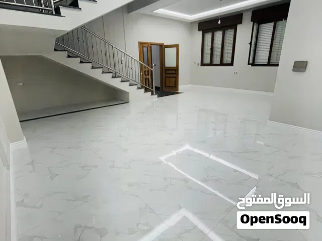 فيلا تشطيب حديث دورين وملحق في موقع ممتاز في السبعة في مقسم التريكي للايجار