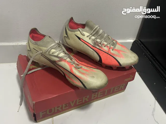 حذاء كره قدم بحاله جيدا جدا يوجد به خياط لكي لا يتمزق من الاسفل المقاس 44 او 43 بوما غير اصلي