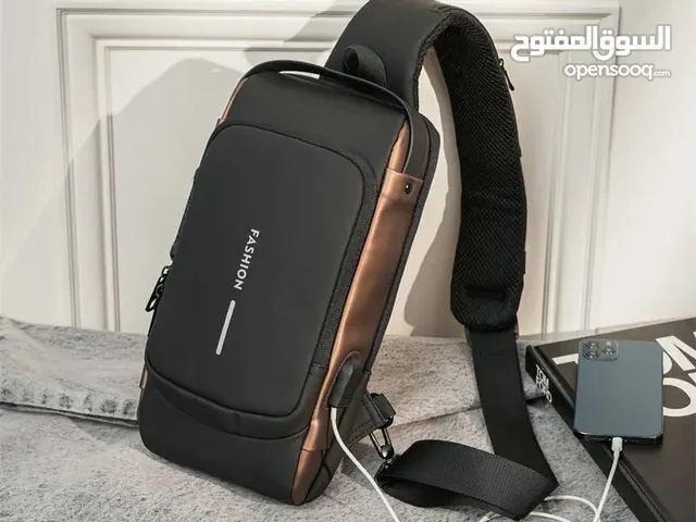 حقيبة ظهر جانبية جلد وتر بروف ضد الماء مع امكان وضع الشاحن داخلي مع منفذ شحن خارجي مع وجود قفل