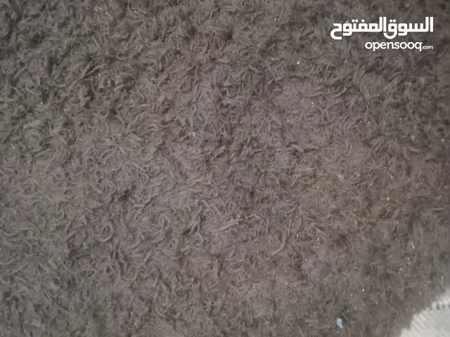 سجاد ريش مستعملة بحالة جيدة جدا قياس في الزرقاء السخنة