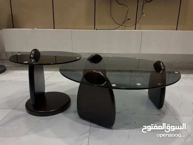 طاولة عصرية بسطح زجاجي أنيق وتصميم حديث