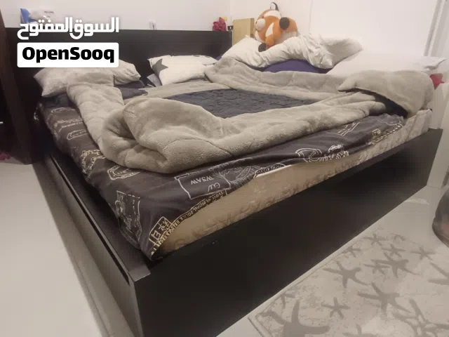 سرير بحالة جيدة جدا مصنوع من الخشب السنديان لون اسود لهوا درجين من كل صوب مقاس 2م في 2م مع المرتبه
